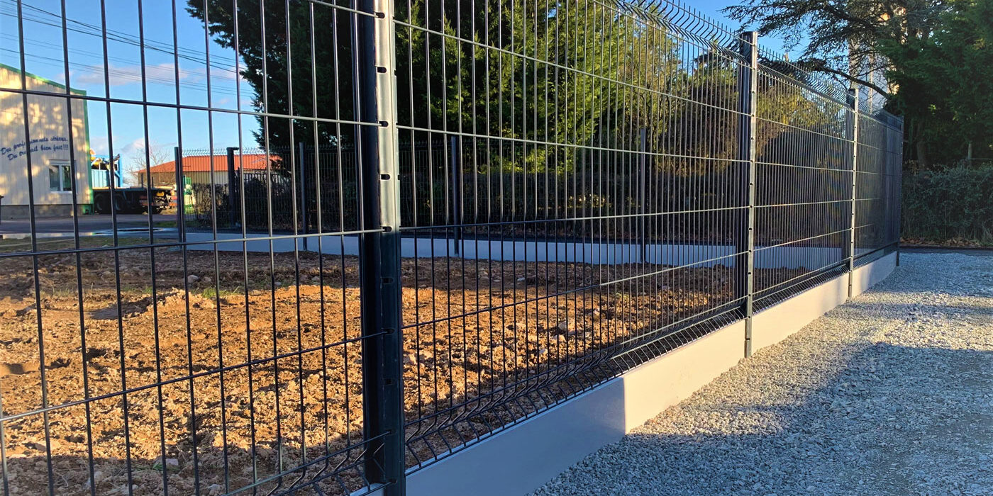 Plaque-soubassement-PVC-1 installation de cloture